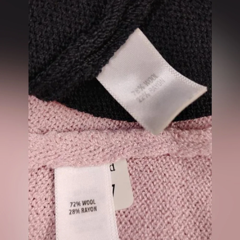 🛑 1 hour sale. St. John, Set - Light Pink Knit Top (S) and Black Knit Skirt (2) - Picture 5 of 12